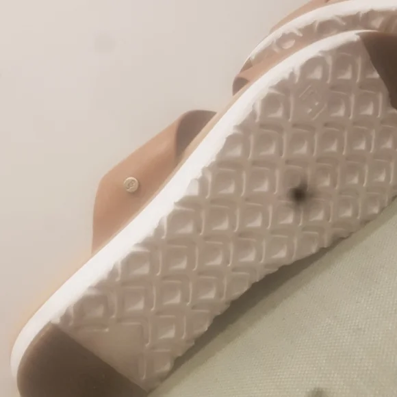 Euc Ugg leather sandals - Picture 6 of 7